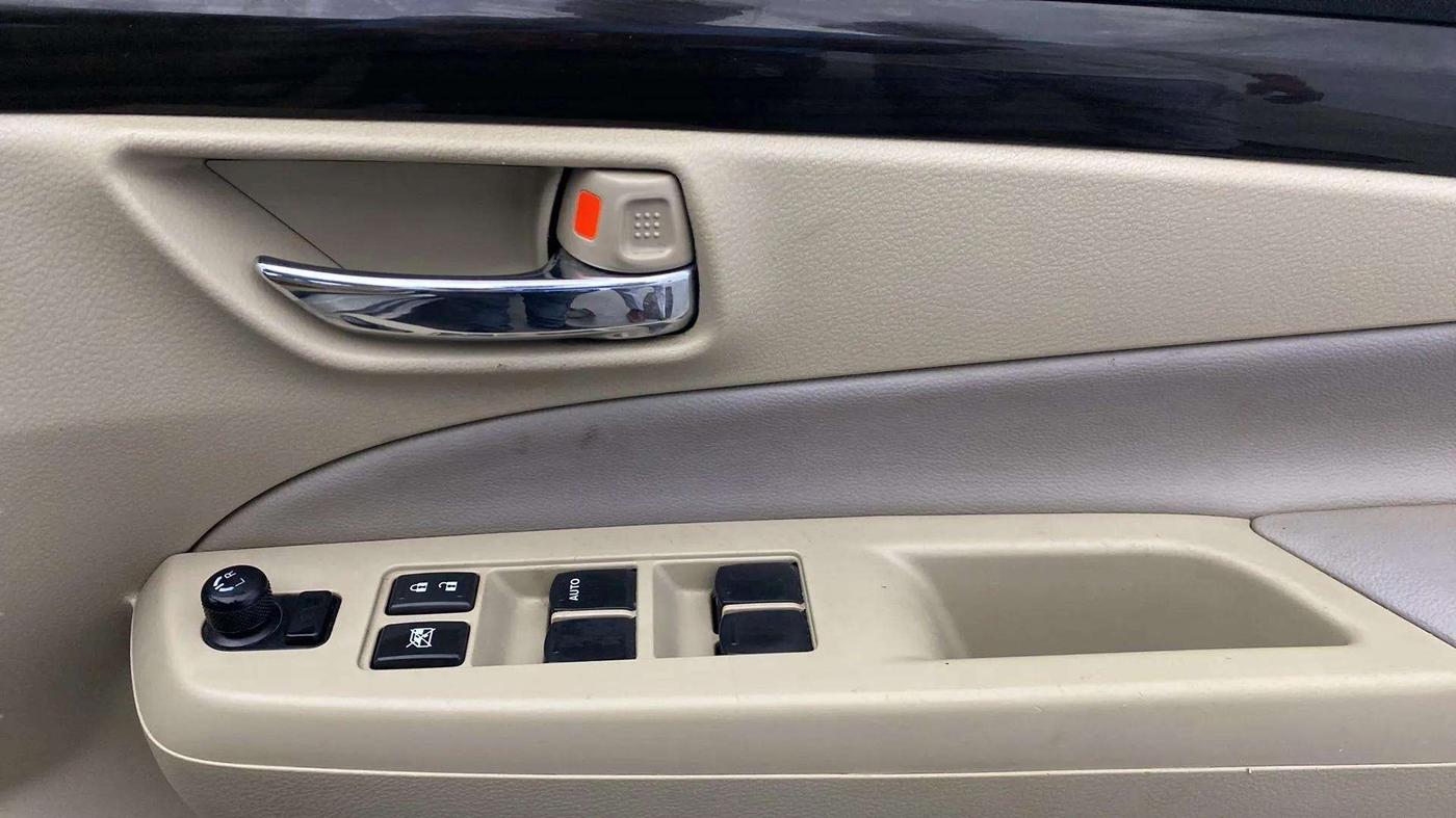2017 Maruti Ciaz ZETA 1.4  MT PETROL, Petrol, Manual, 56,760 km, Driver Side Door Panels Control