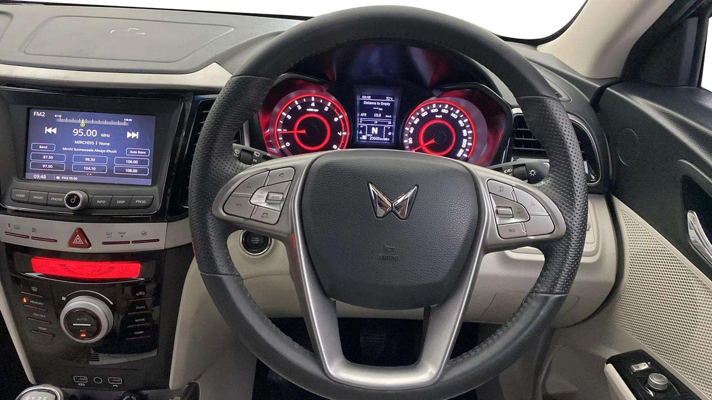 2022 Mahindra XUV300 W8 (O) 1.2 PETROL, Petrol, Manual, 20,839 km, Steering Wheel Close Up