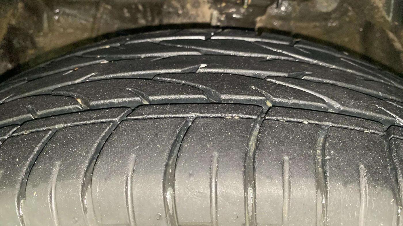 2022 Mahindra XUV300 W8 (O) 1.2 PETROL, Petrol, Manual, 20,839 km, Left Front Tyre Tread