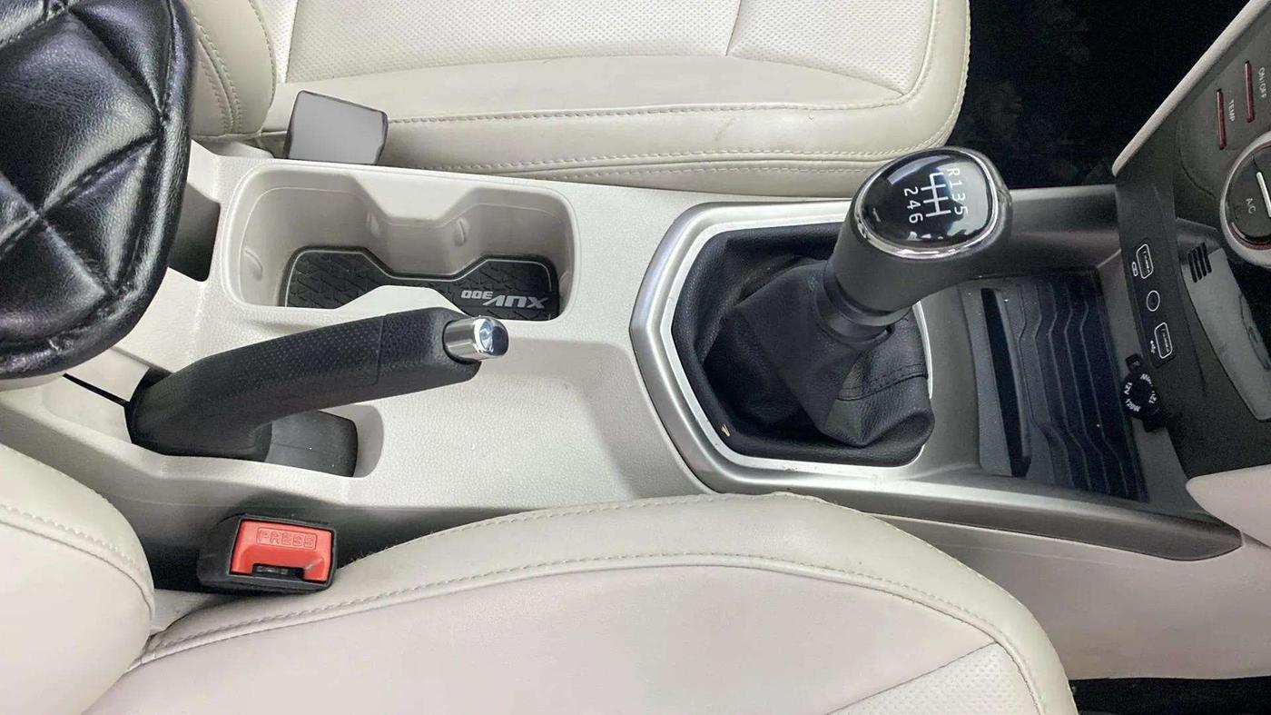 2022 Mahindra XUV300 W8 (O) 1.2 PETROL, Petrol, Manual, 20,839 km, Gear Lever