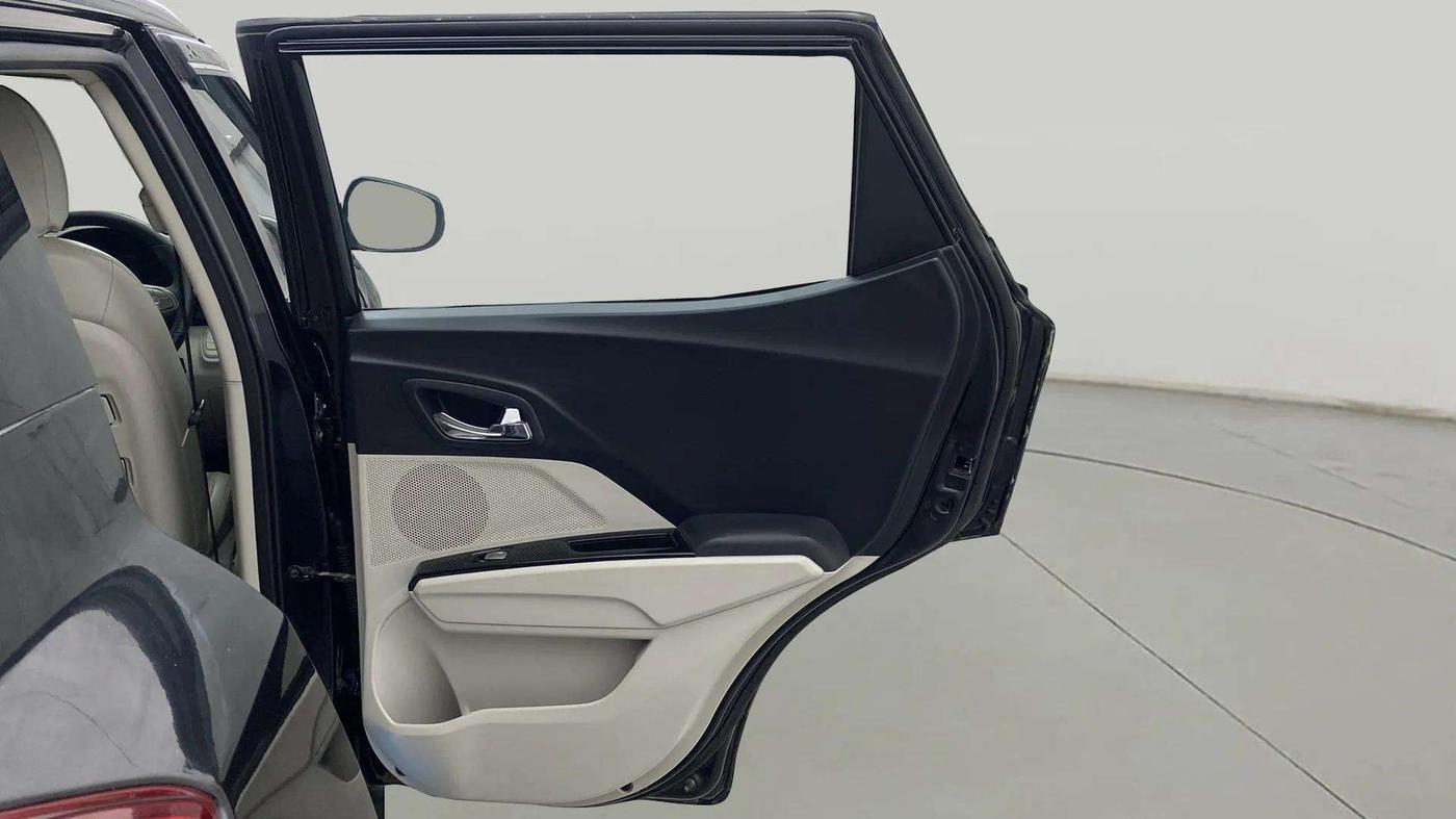 2022 Mahindra XUV300 W8 (O) 1.2 PETROL, Petrol, Manual, 20,839 km, RHS Rear Door