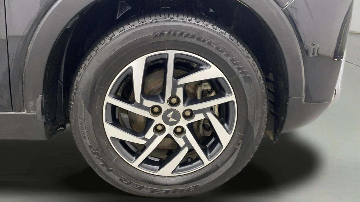 2022 Mahindra XUV300 W8 (O) 1.2 PETROL, Petrol, Manual, 20,839 km, Right Front Wheel