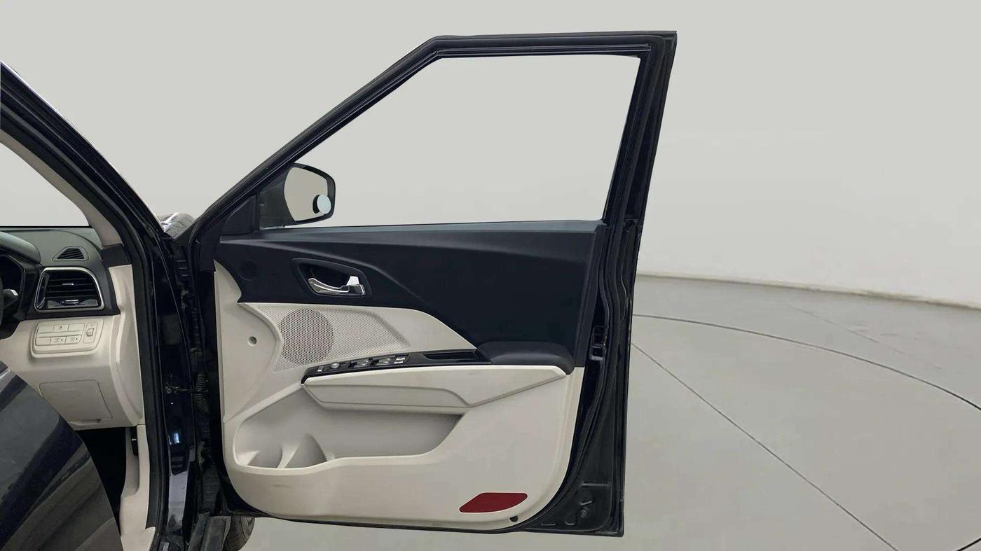 2022 Mahindra XUV300 W8 (O) 1.2 PETROL, Petrol, Manual, 20,839 km, RHS Front Door