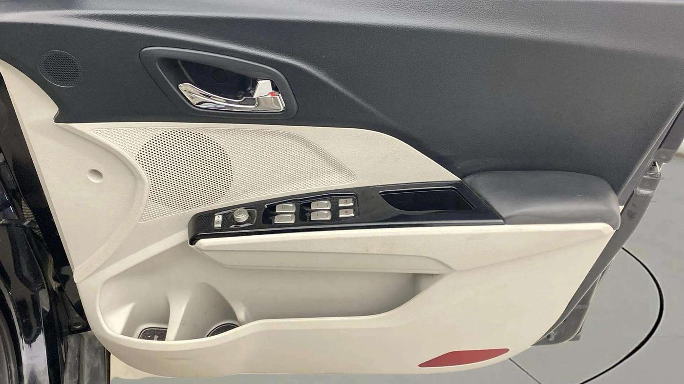 2022 Mahindra XUV300 W8 (O) 1.2 PETROL, Petrol, Manual, 20,839 km, Driver Side Door Panels Control