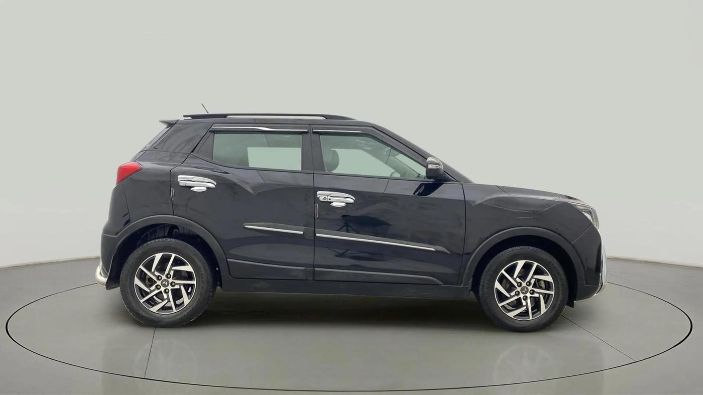 2022 Mahindra XUV300 W8 (O) 1.2 PETROL, Petrol, Manual, 20,839 km, Right Side View