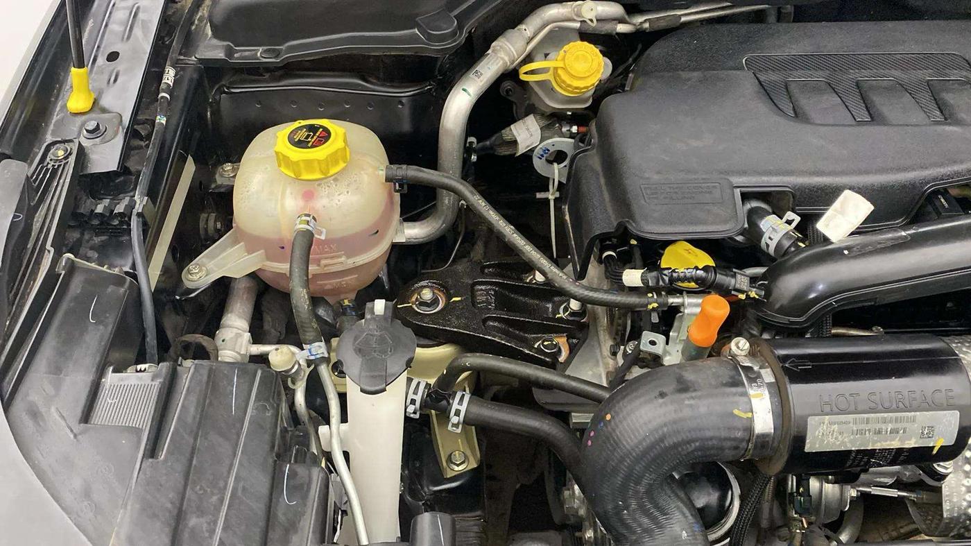 2022 Mahindra XUV300 W8 (O) 1.2 PETROL, Petrol, Manual, 20,839 km, Engine View - Right