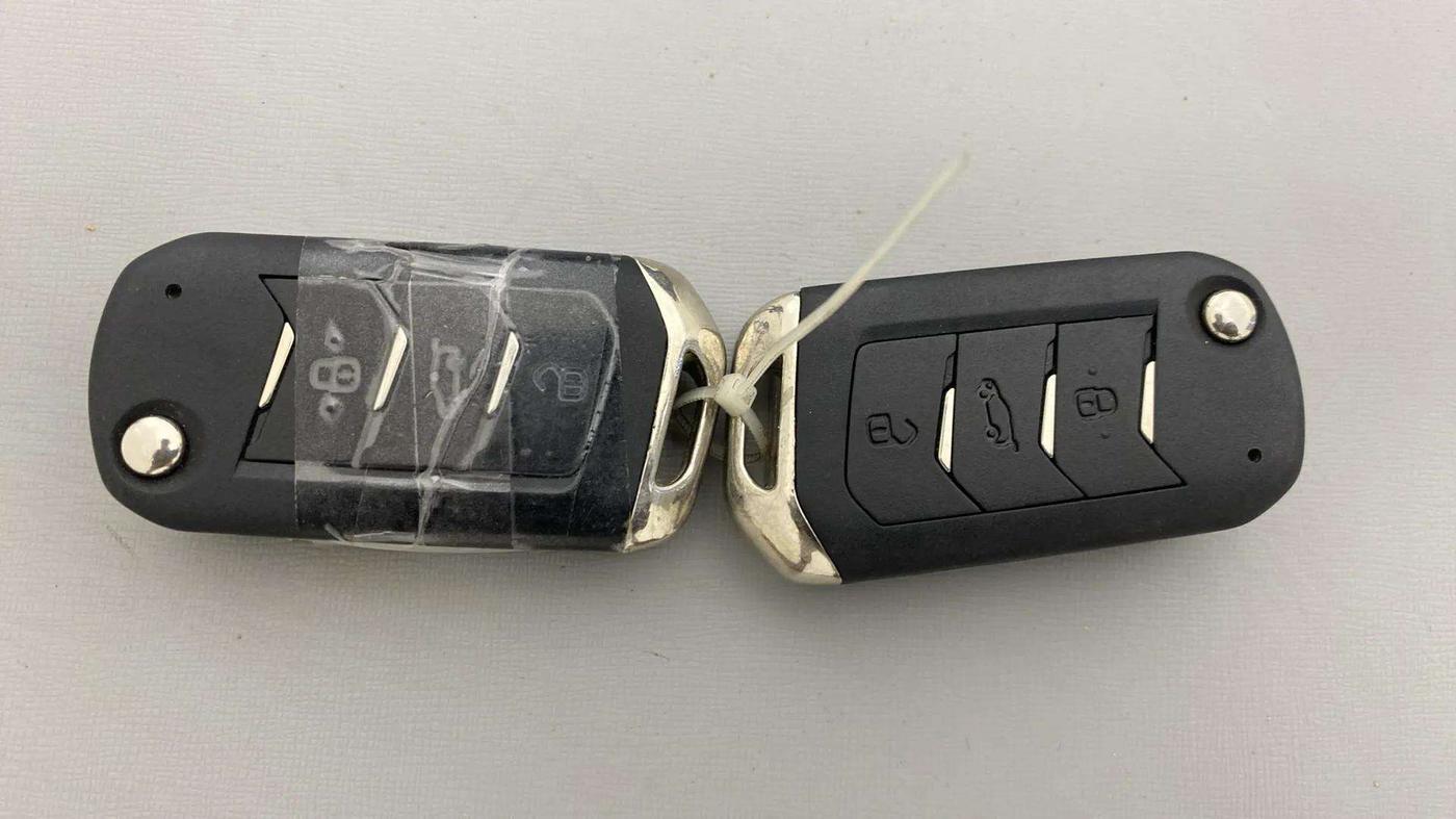 2022 Mahindra XUV300 W8 (O) 1.2 PETROL, Petrol, Manual, 20,839 km, Key Close Up