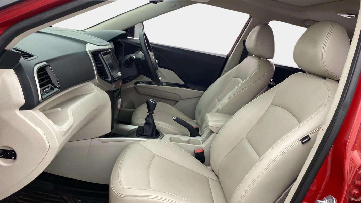 2019 Mahindra XUV300 W8 (O) 1.5 DIESEL, Diesel, Manual, 58,358 km, Right Side Front Door Cabin