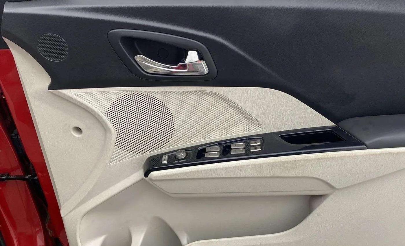 2019 Mahindra XUV300 W8 (O) 1.5 DIESEL, Diesel, Manual, 58,358 km, Driver Side Door Panels Control