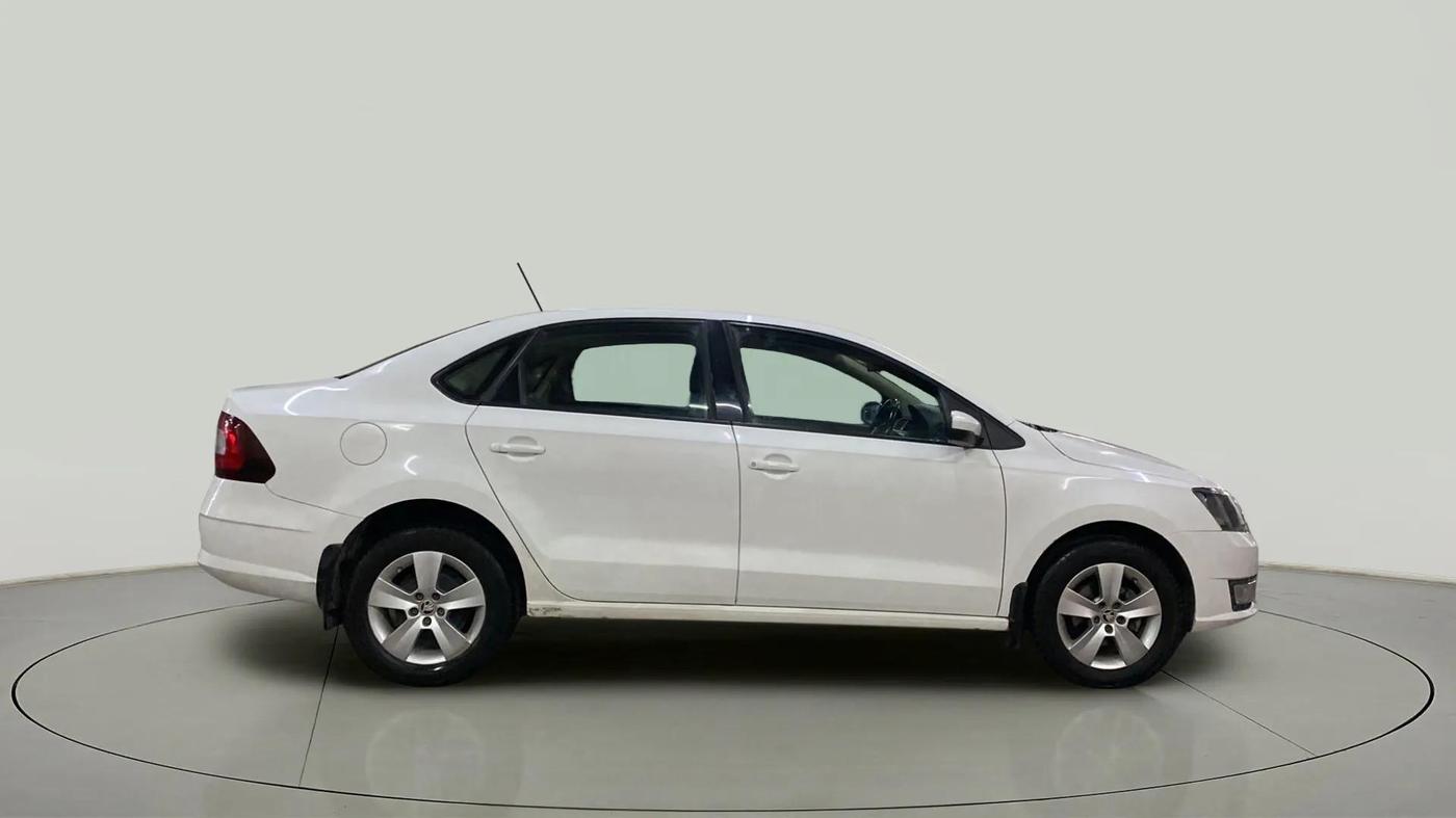 2018 Skoda Rapid AMBITION 1.6 MPI MT, Petrol, Manual, 62,989 km, Right Side View