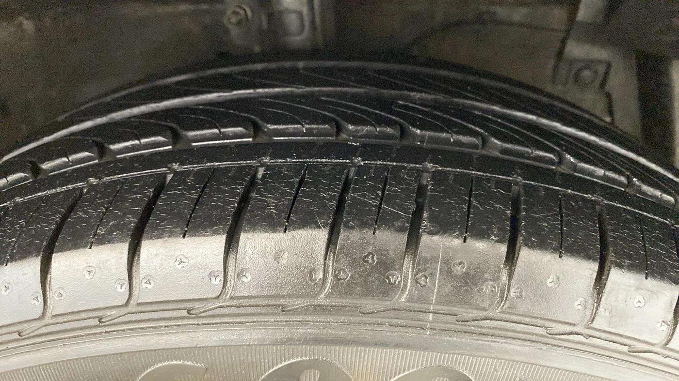 2014 Maruti Ciaz VXI+, Petrol, Manual, 33,001 km, Right Front Tyre Tread