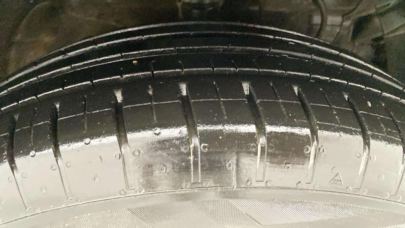 2022 Mahindra XUV300 W6 1.2 PETROL AMT, Petrol, Automatic, 15,960 km, Right Front Tyre Tread