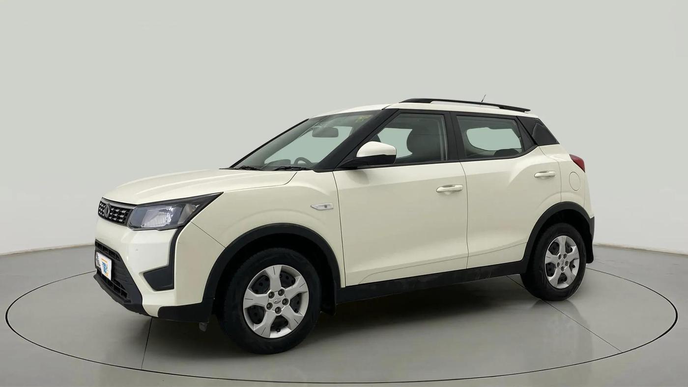 2022 Mahindra XUV300 W6 1.2 PETROL AMT, Petrol, Automatic, 15,960 km, Left Front Diagonal