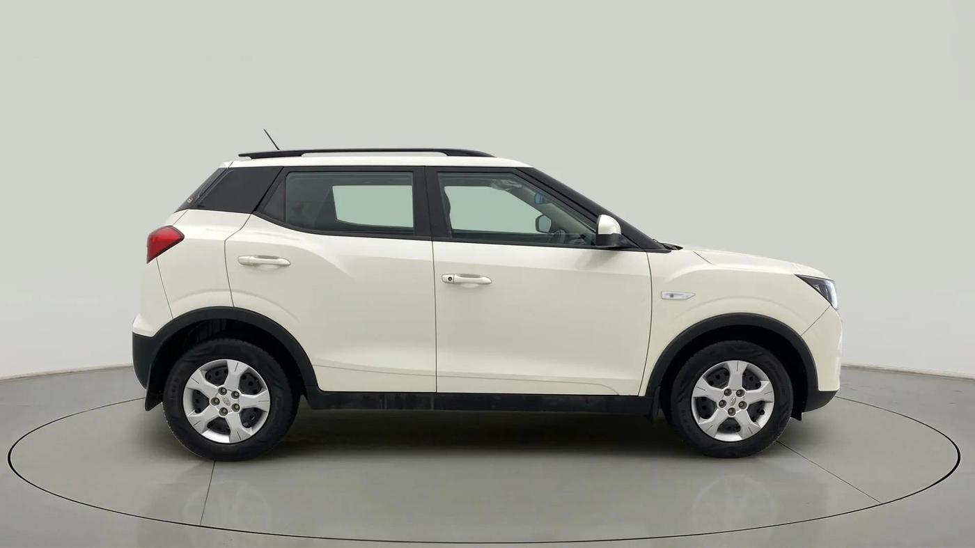 2022 Mahindra XUV300 W6 1.2 PETROL AMT, Petrol, Automatic, 15,960 km, Right Side View