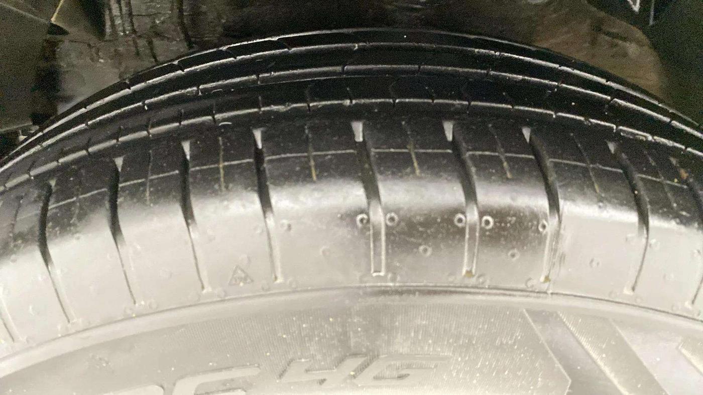 2022 Mahindra XUV300 W6 1.2 PETROL AMT, Petrol, Automatic, 15,960 km, Left Front Tyre Tread