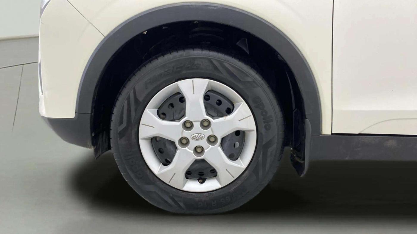 2022 Mahindra XUV300 W6 1.2 PETROL AMT, Petrol, Automatic, 15,960 km, Left Front Wheel