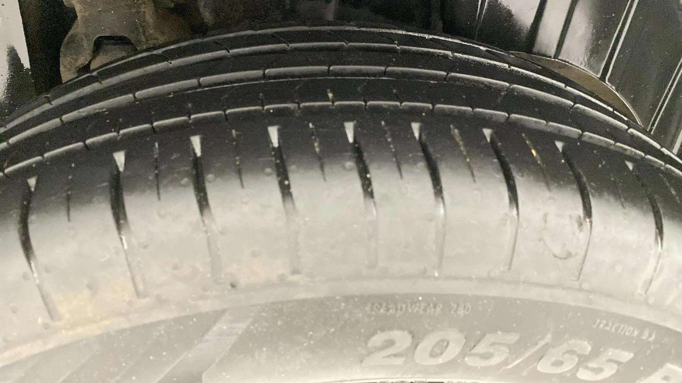 2022 Mahindra XUV300 W6 1.2 PETROL AMT, Petrol, Automatic, 15,960 km, Left Rear Tyre Tread