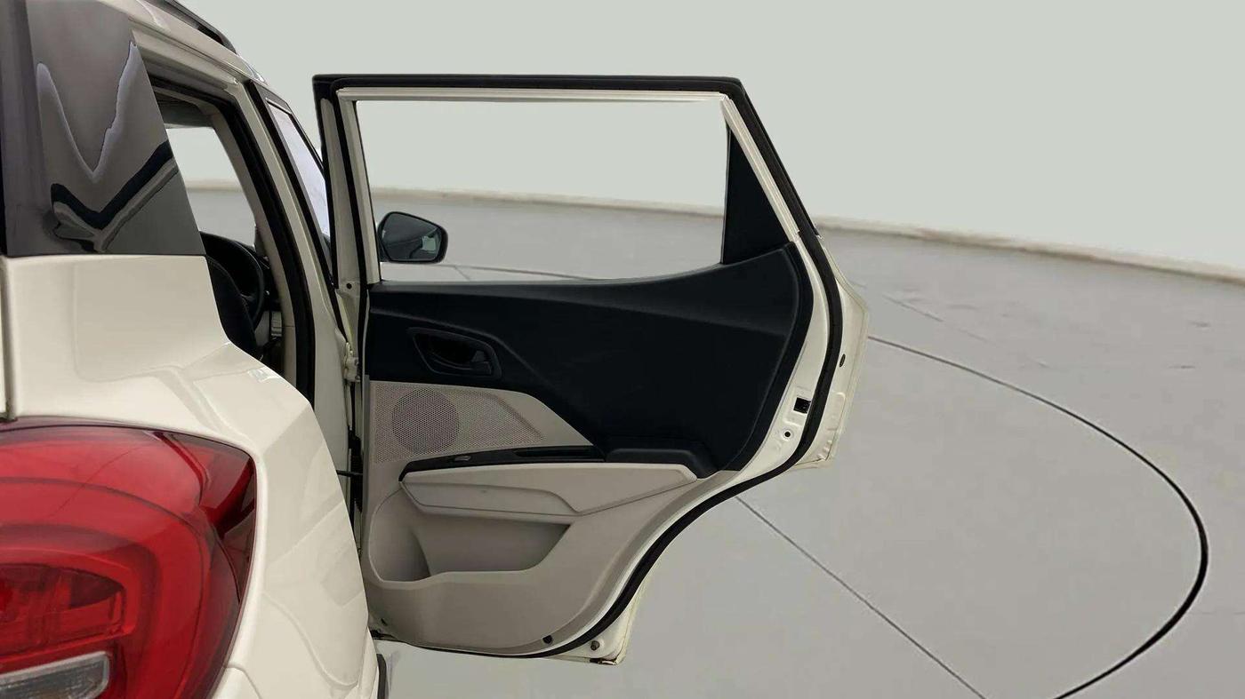 2022 Mahindra XUV300 W6 1.2 PETROL AMT, Petrol, Automatic, 15,960 km, RHS Rear Door