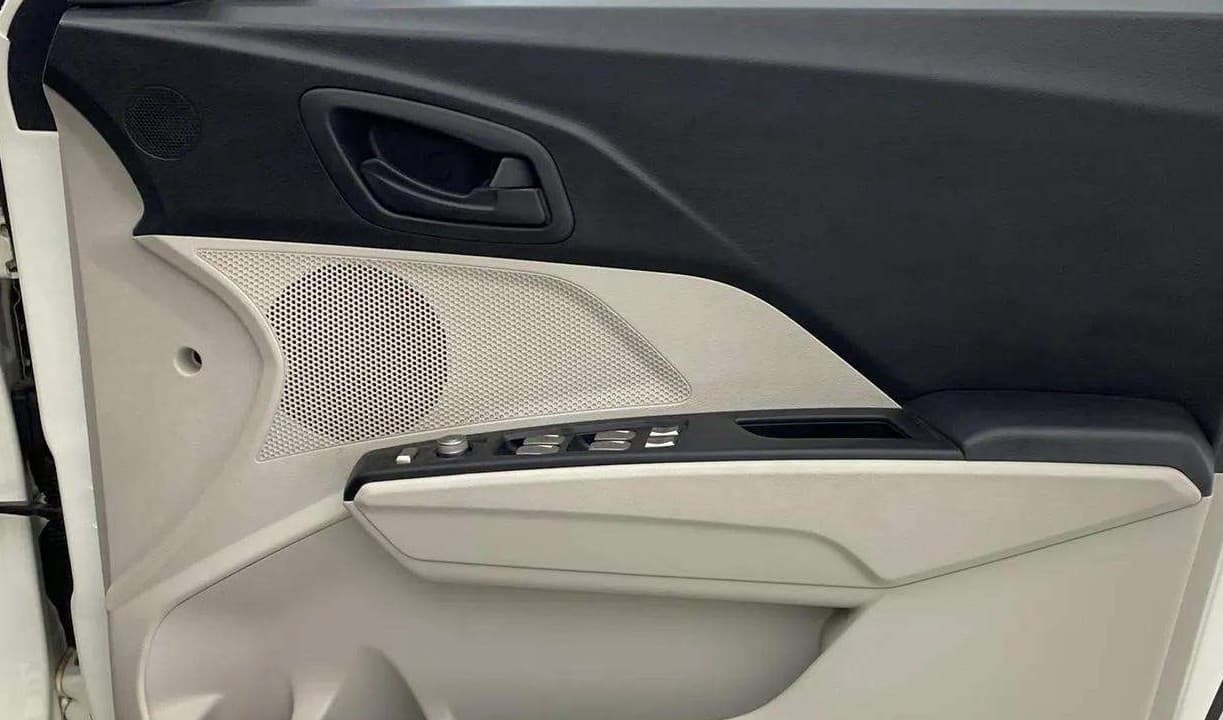 2022 Mahindra XUV300 W6 1.2 PETROL AMT, Petrol, Automatic, 15,960 km, Driver Side Door Panels Control