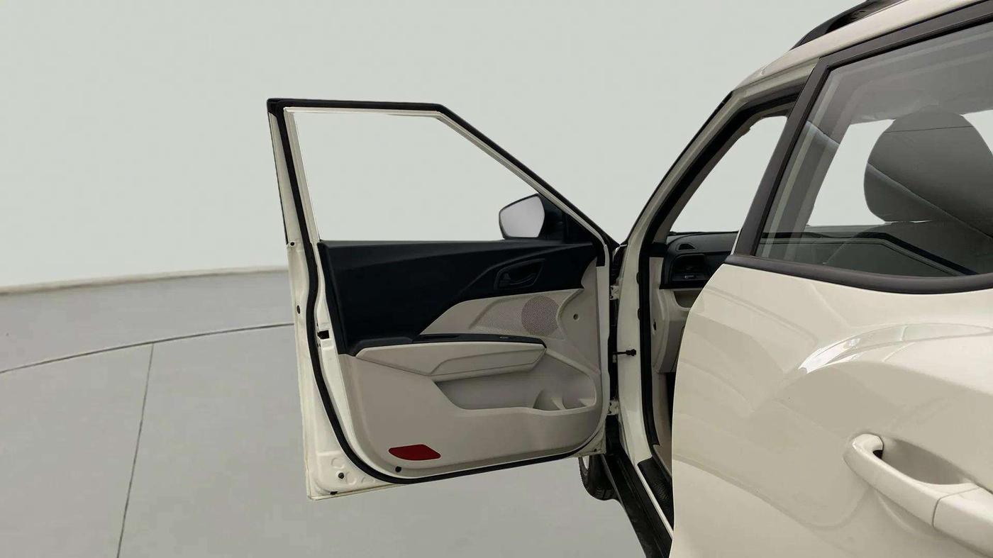 2022 Mahindra XUV300 W6 1.2 PETROL AMT, Petrol, Automatic, 15,960 km, LHS Front Door