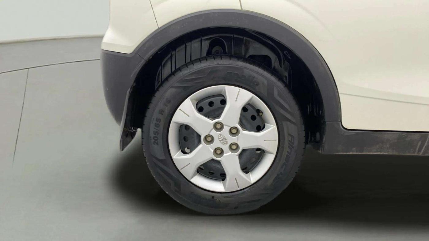 2022 Mahindra XUV300 W6 1.2 PETROL AMT, Petrol, Automatic, 15,960 km, Right Rear Wheel