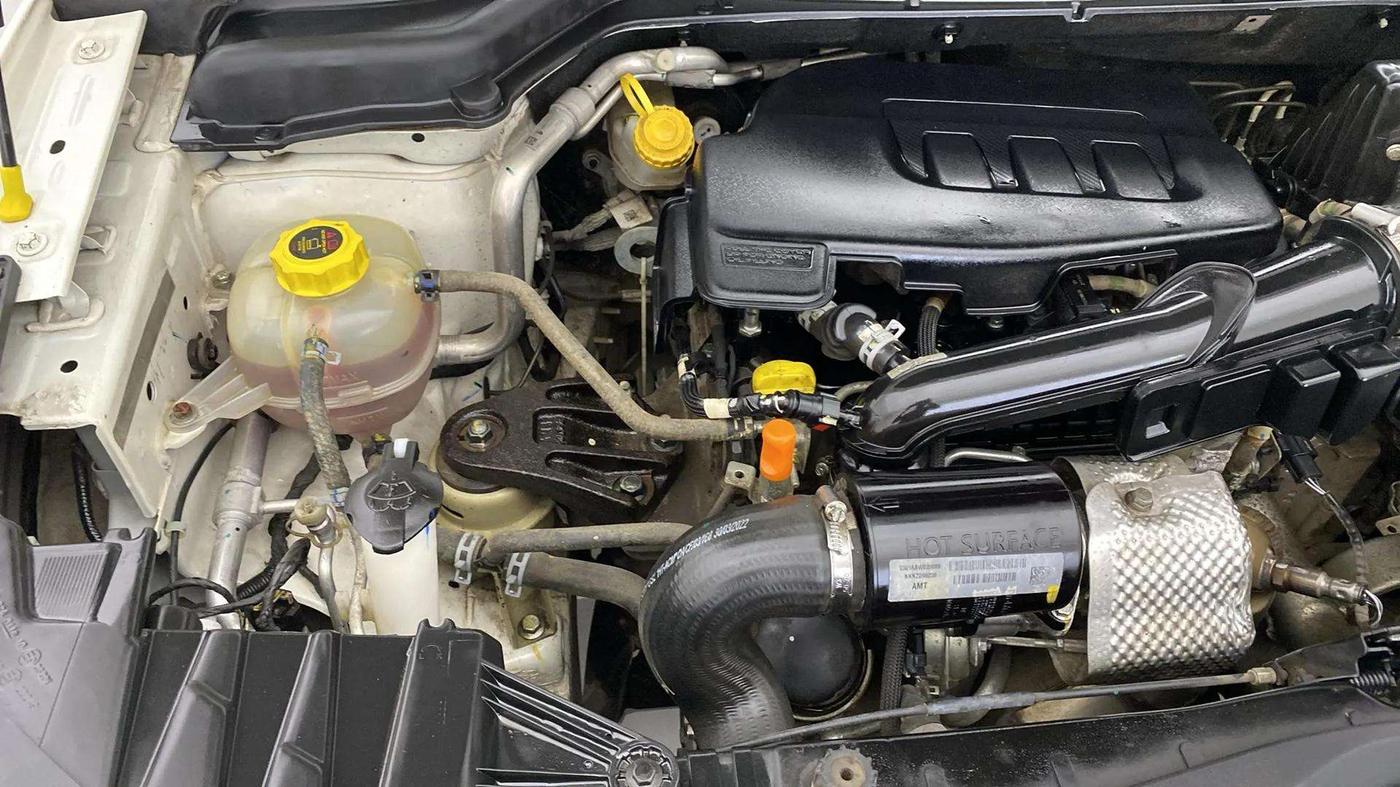 2022 Mahindra XUV300 W6 1.2 PETROL AMT, Petrol, Automatic, 15,960 km, Engine View - Right