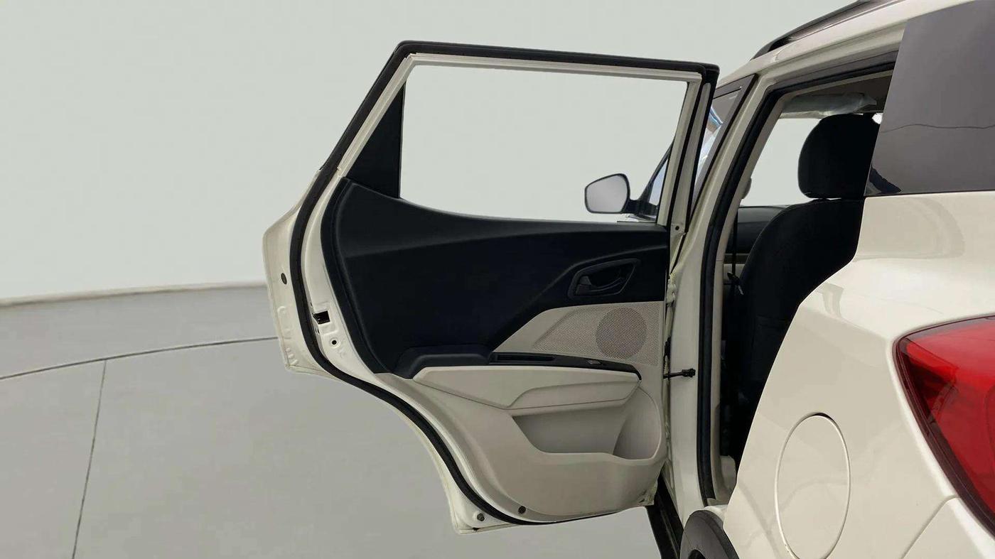 2022 Mahindra XUV300 W6 1.2 PETROL AMT, Petrol, Automatic, 15,960 km, LHS Rear Door