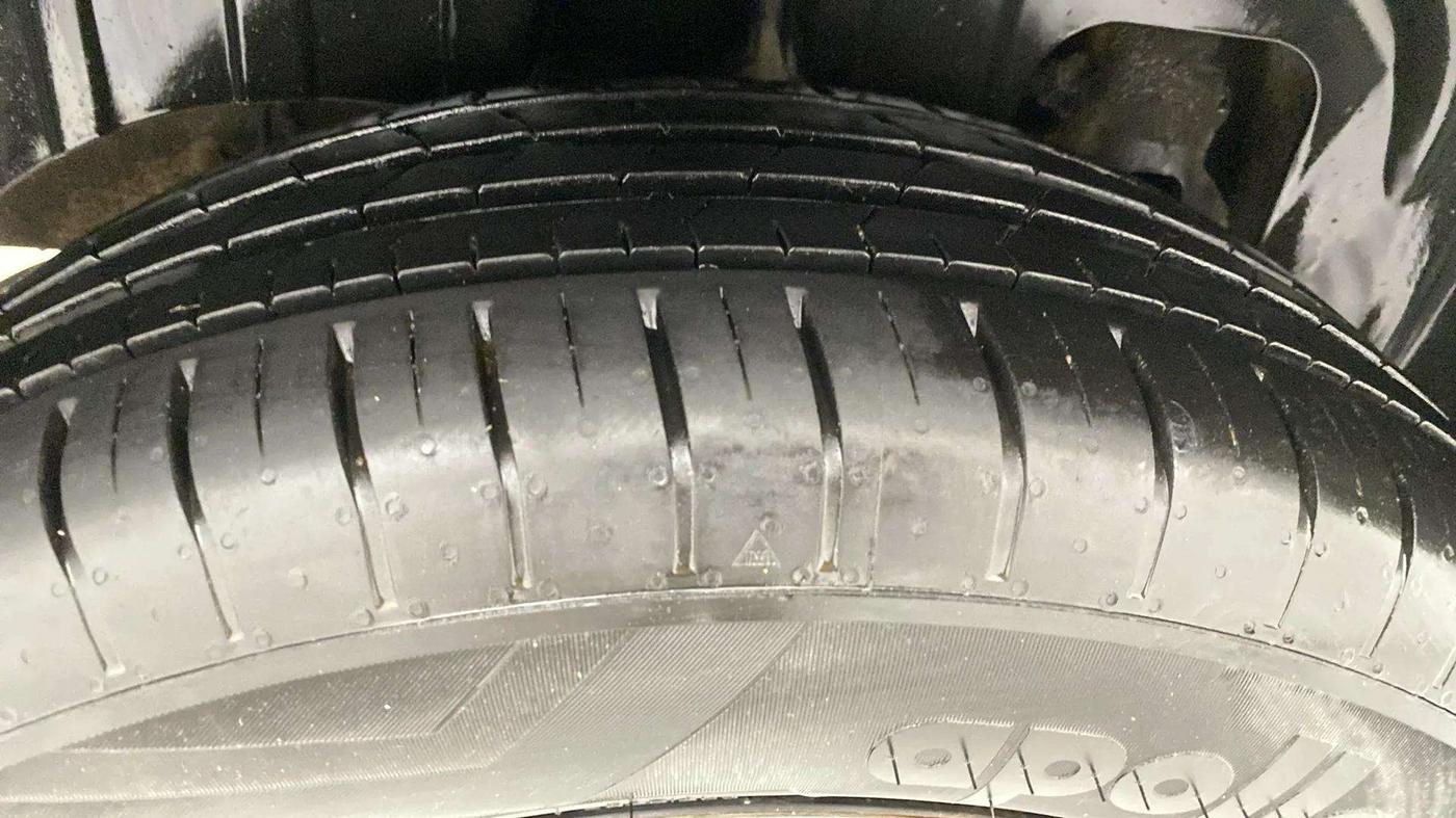 2022 Mahindra XUV300 W6 1.2 PETROL AMT, Petrol, Automatic, 15,960 km, Right Rear Tyre Tread