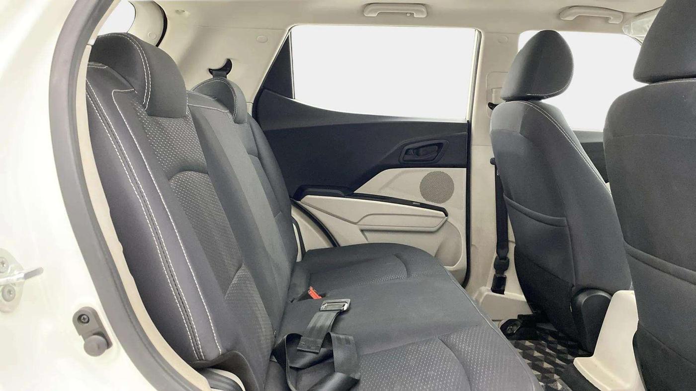 2022 Mahindra XUV300 W6 1.2 PETROL AMT, Petrol, Automatic, 15,960 km, Right Side Rear Door Cabin