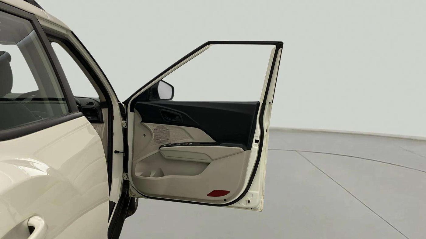 2022 Mahindra XUV300 W6 1.2 PETROL AMT, Petrol, Automatic, 15,960 km, RHS Front Door