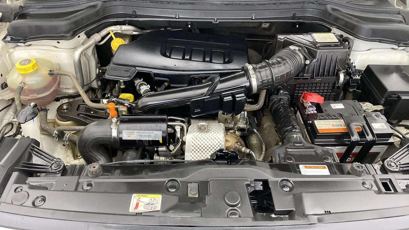 2022 Mahindra XUV300 W6 1.2 PETROL AMT, Petrol, Automatic, 15,960 km, Engine View