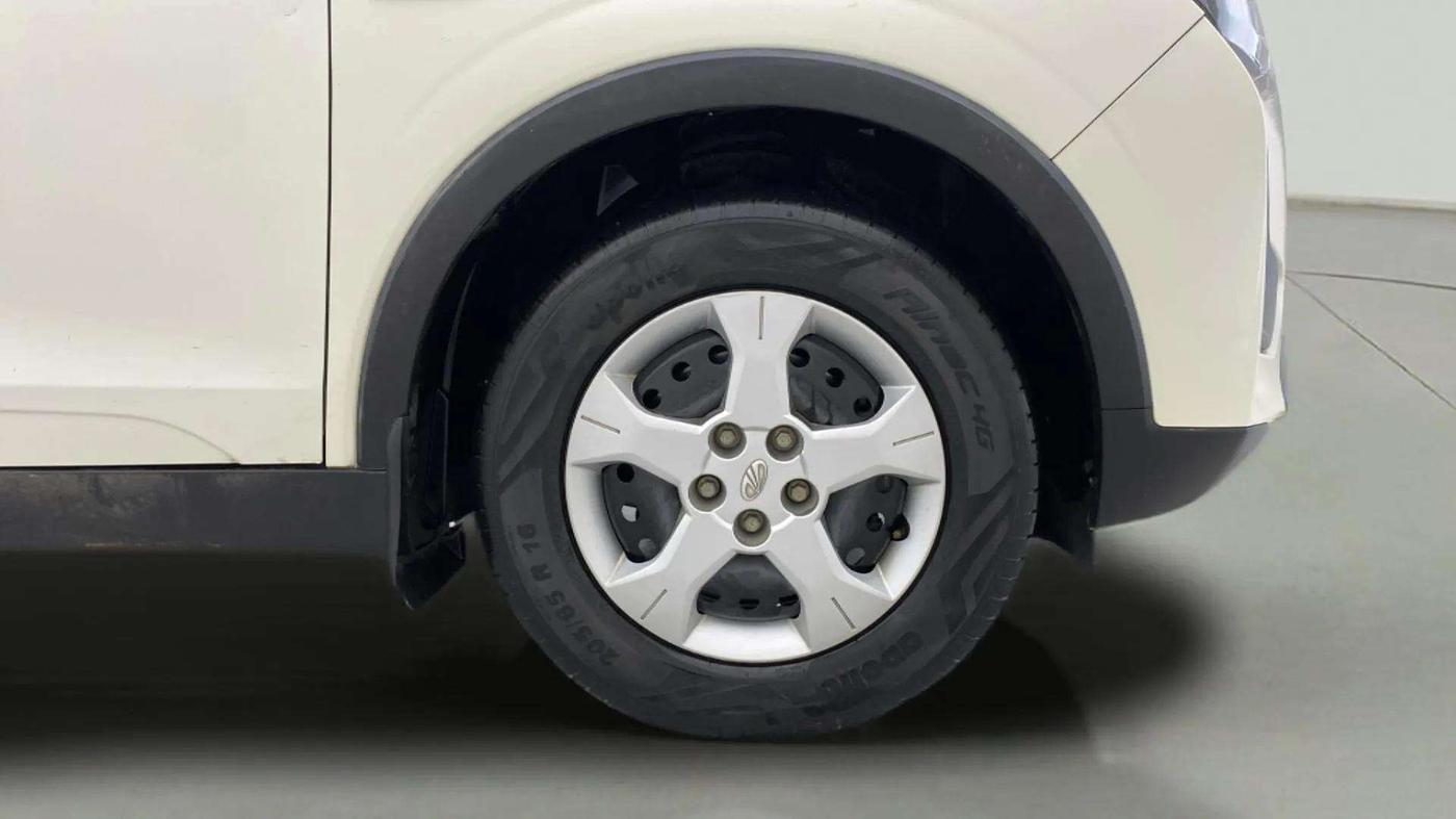 2022 Mahindra XUV300 W6 1.2 PETROL AMT, Petrol, Automatic, 15,960 km, Right Front Wheel
