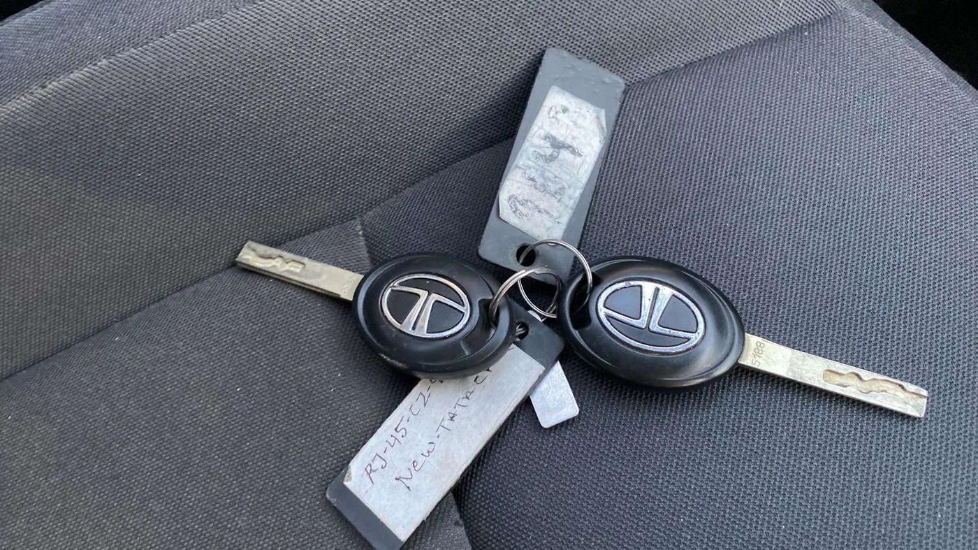 2024 Tata PUNCH PURE MT, Petrol, Manual, 10,100 km, Key Close Up