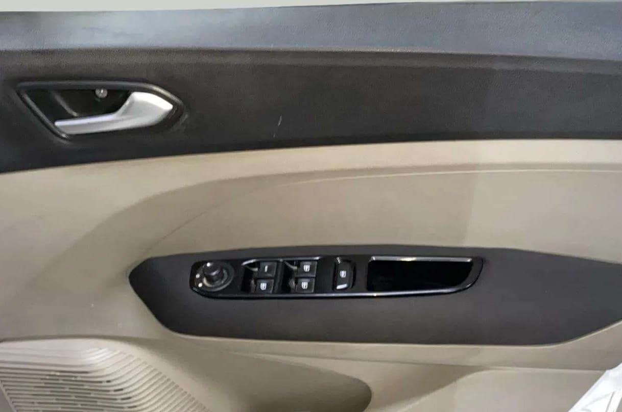 2019 Renault TRIBER RXZ, Petrol, Manual, 34,216 km, Driver Side Door Panels Control