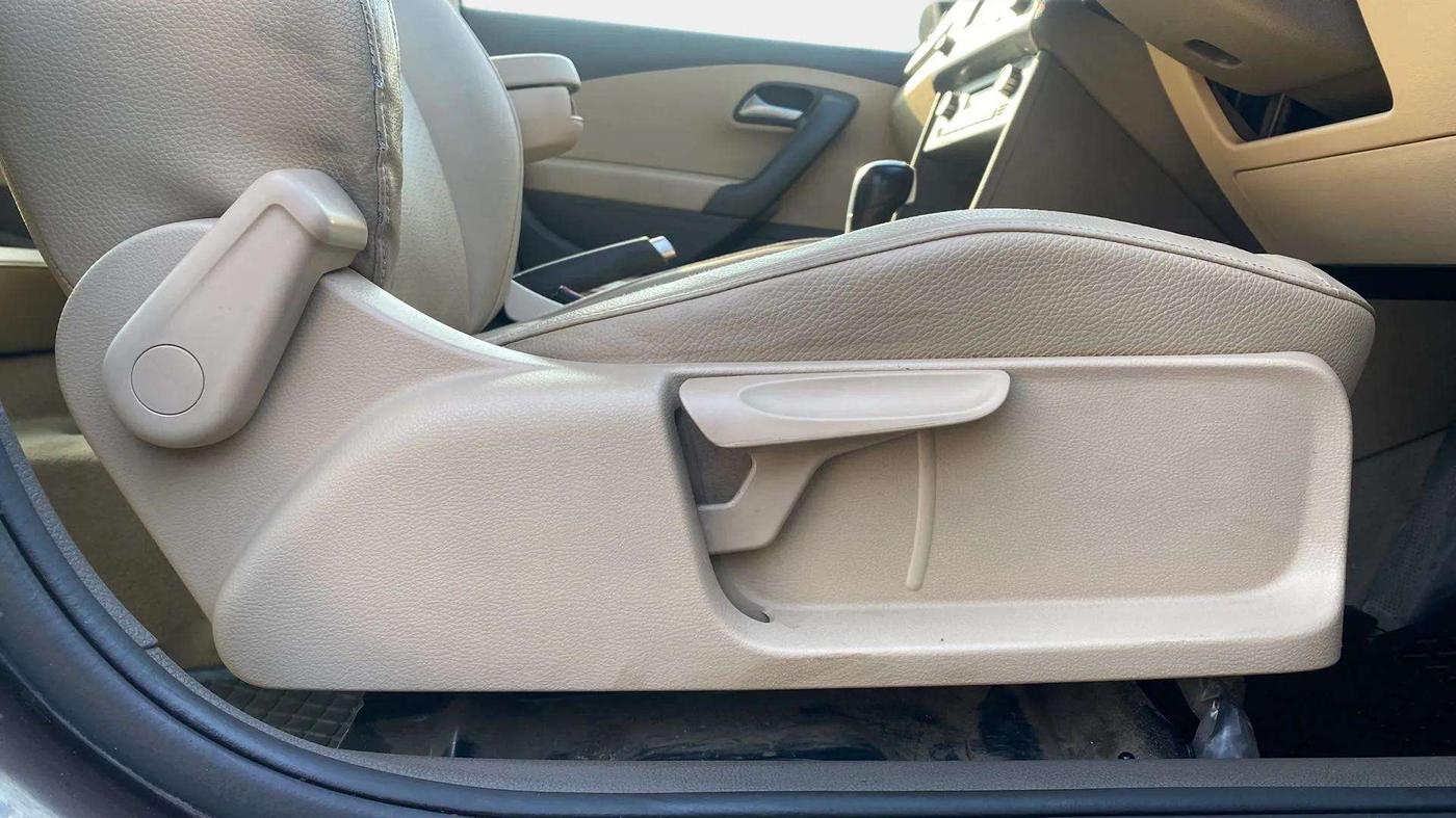 2017 Volkswagen Vento HIGHLINE PLUS 1.2 AT 16 ALLOY, Petrol, Automatic, 71,259 km, Driver Side Adjustment Panel
