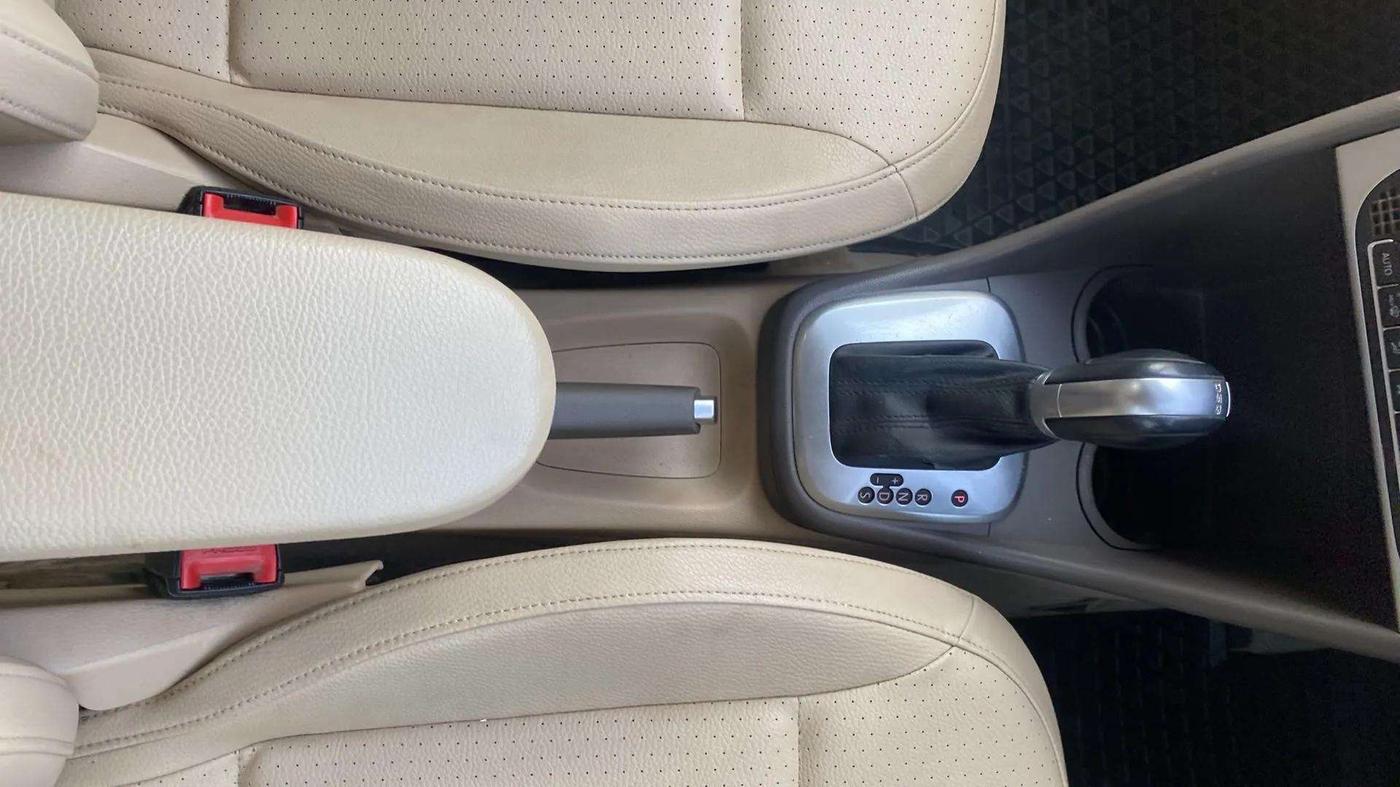 2017 Volkswagen Vento HIGHLINE PLUS 1.2 AT 16 ALLOY, Petrol, Automatic, 71,259 km, Gear Lever