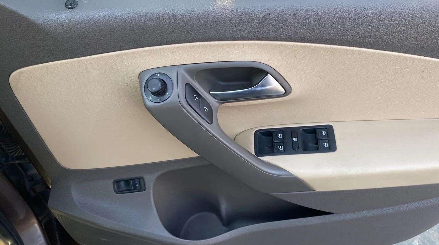 2017 Volkswagen Vento HIGHLINE PLUS 1.2 AT 16 ALLOY, Petrol, Automatic, 71,259 km, Driver Side Door Panels Control