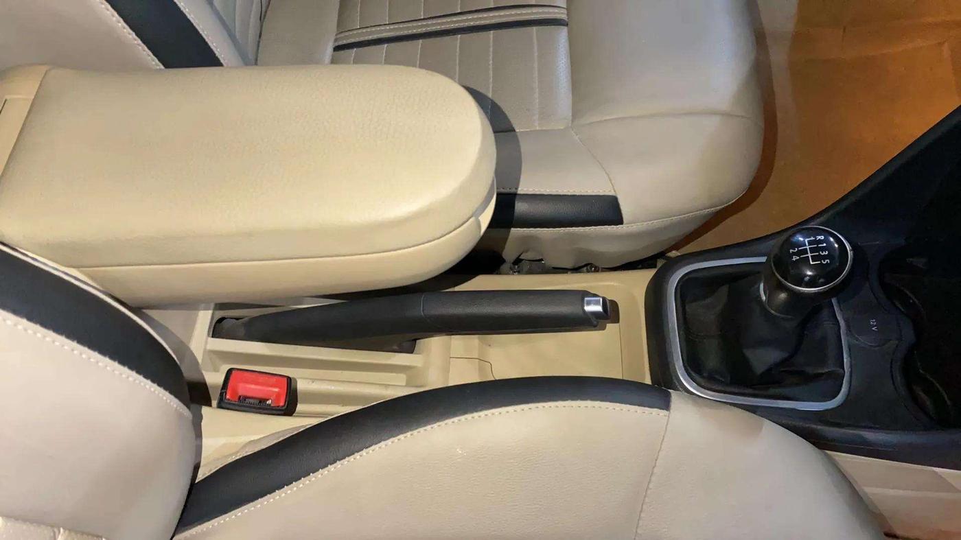 2017 Volkswagen Ameo HIGHLINE1.2L, Petrol, Manual, 42,994 km, Gear Lever