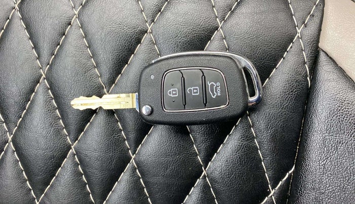 2022 Hyundai VENUE S (O) 1.0 TURBO IMT, Petrol, Manual, 10,293 km, Key Close Up