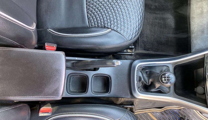 2019 Maruti S Cross ZETA 1.3, Diesel, Manual, 98,231 km, Gear lever - Boot cover slightly torn