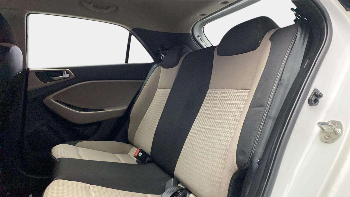 2020 Hyundai Elite i20 SPORTZ PLUS 1.2, Petrol, Manual, 21,788 km, Right Side Rear Door Cabin