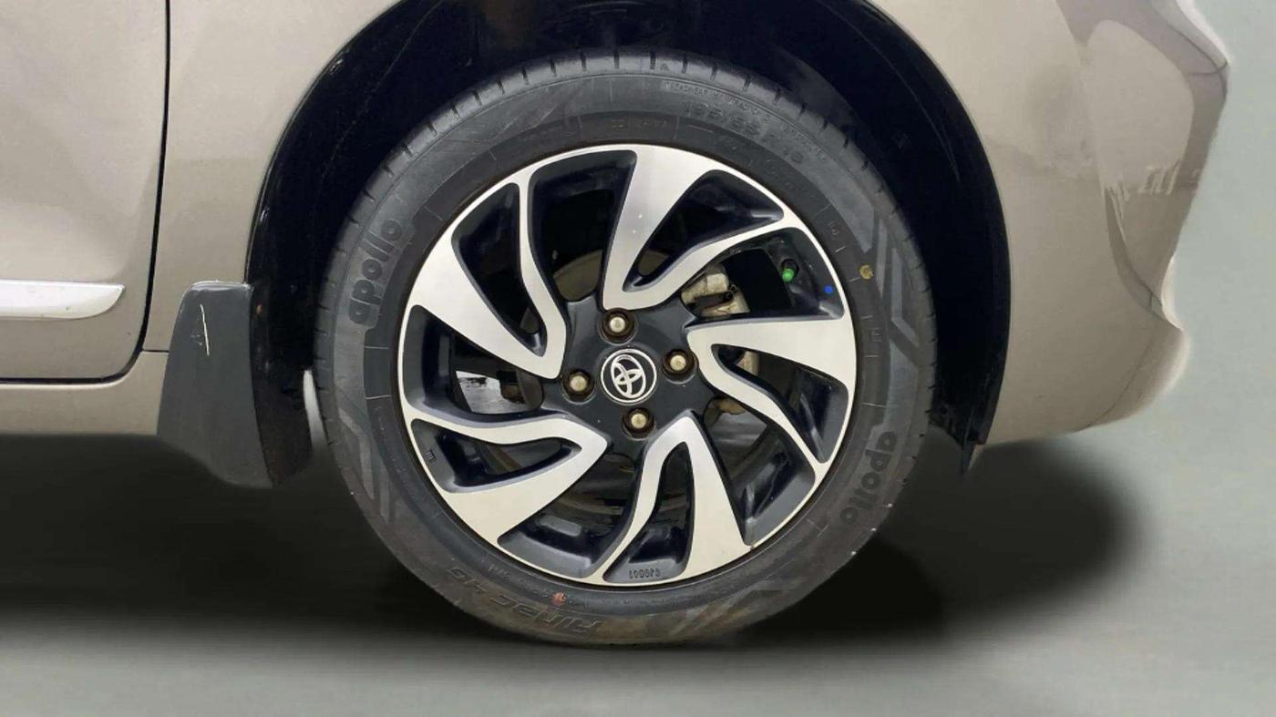 2022 Toyota Glanza V, Petrol, Manual, 66,697 km, Right Front Wheel