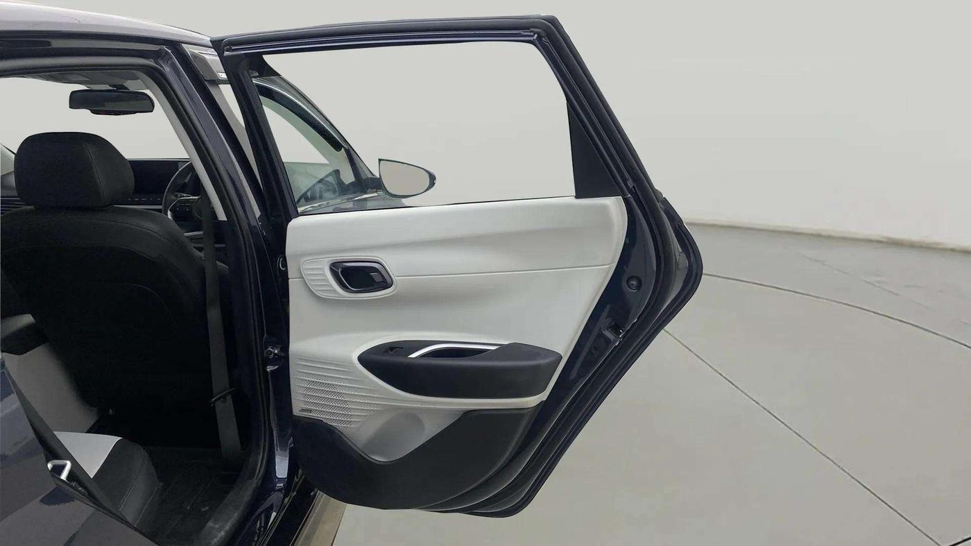2023 Hyundai NEW I20 ASTA (O) 1.2 MT, Petrol, Manual, 6,548 km, RHS Rear Door