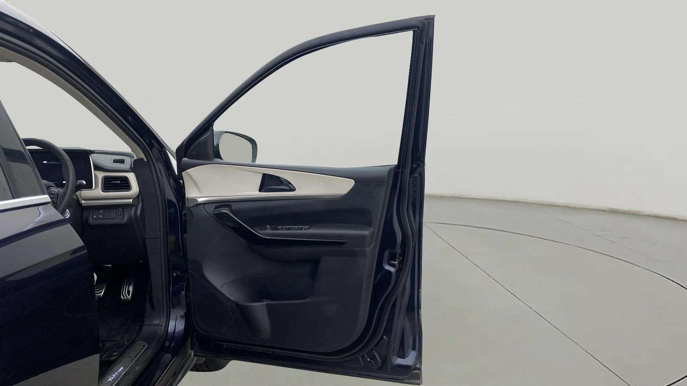 2024 Mahindra XUV700 AX 5 D MT 7 STR, Diesel, Manual, 25,587 km, RHS Front Door