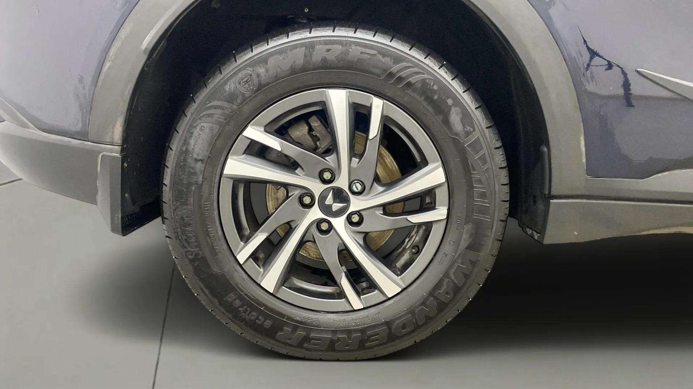 2024 Mahindra XUV700 AX 5 D MT 7 STR, Diesel, Manual, 25,587 km, Right Rear Wheel