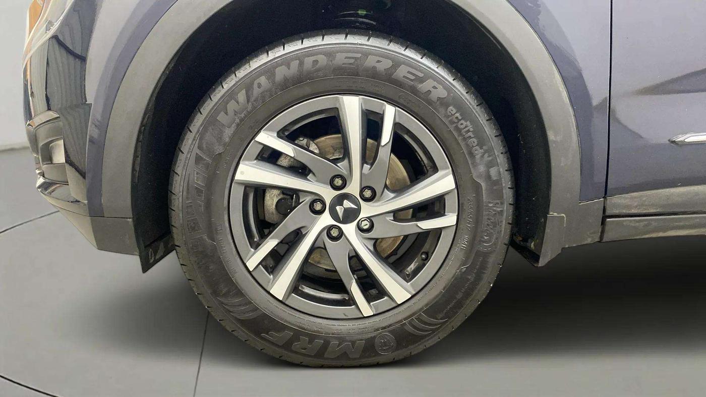 2024 Mahindra XUV700 AX 5 D MT 7 STR, Diesel, Manual, 25,587 km, Left Front Wheel