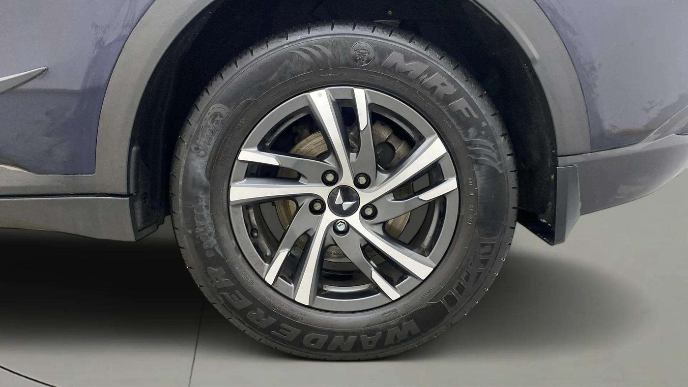 2024 Mahindra XUV700 AX 5 D MT 7 STR, Diesel, Manual, 25,587 km, Left Rear Wheel