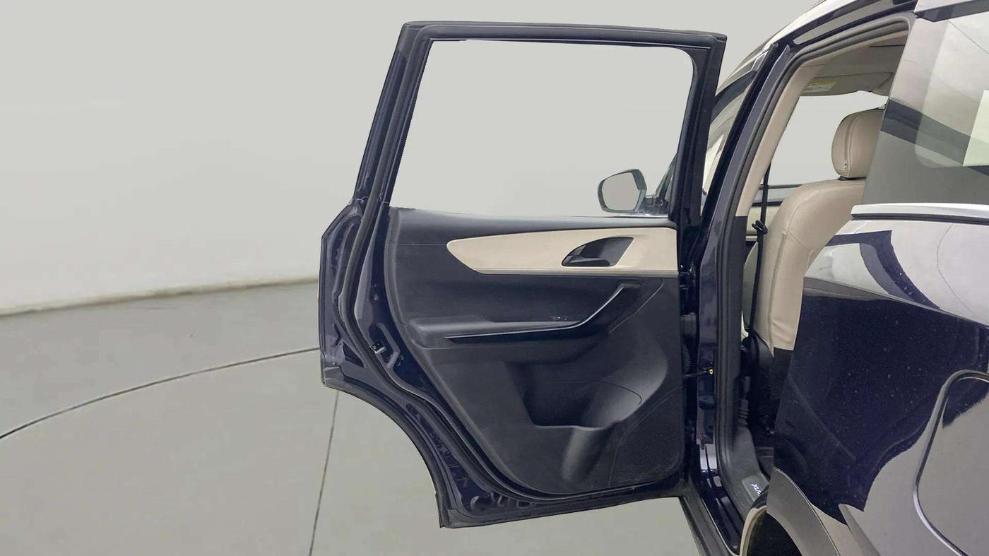 2024 Mahindra XUV700 AX 5 D MT 7 STR, Diesel, Manual, 25,587 km, LHS Rear Door