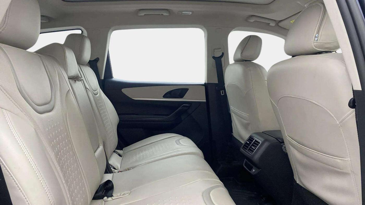 2024 Mahindra XUV700 AX 5 D MT 7 STR, Diesel, Manual, 25,587 km, Right Side Rear Door Cabin