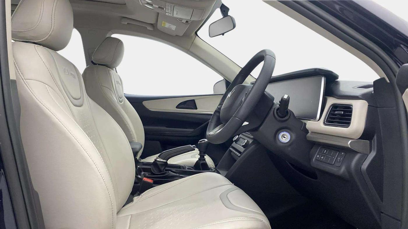 2024 Mahindra XUV700 AX 5 D MT 7 STR, Diesel, Manual, 25,587 km, Right Side Front Door Cabin
